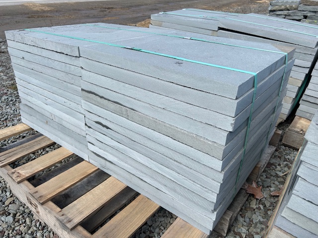 Lot #5: 1 pallet 24"x24"x1.5" Thermal Bluestone Pattern